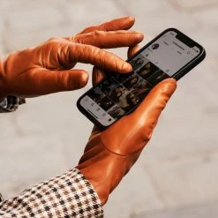 Fratelli Orsini Isabella (cognac) - Lambskin Leather Gloves With Cashmere Lining & Touchscreen